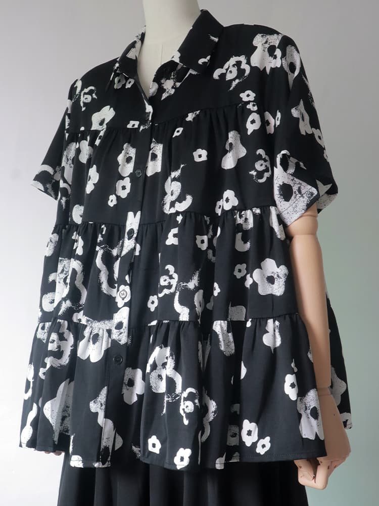 モード系 【体型カバーも叶う】ティアードフリル花柄シャツ|ゆったりシルエット×モードデザイン(ブラック)