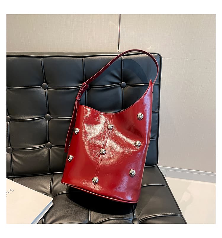モード系 モード系レディースバッグ|プチプラで叶う洗練デザイン|スタッズアクセント×大容量ショルダー