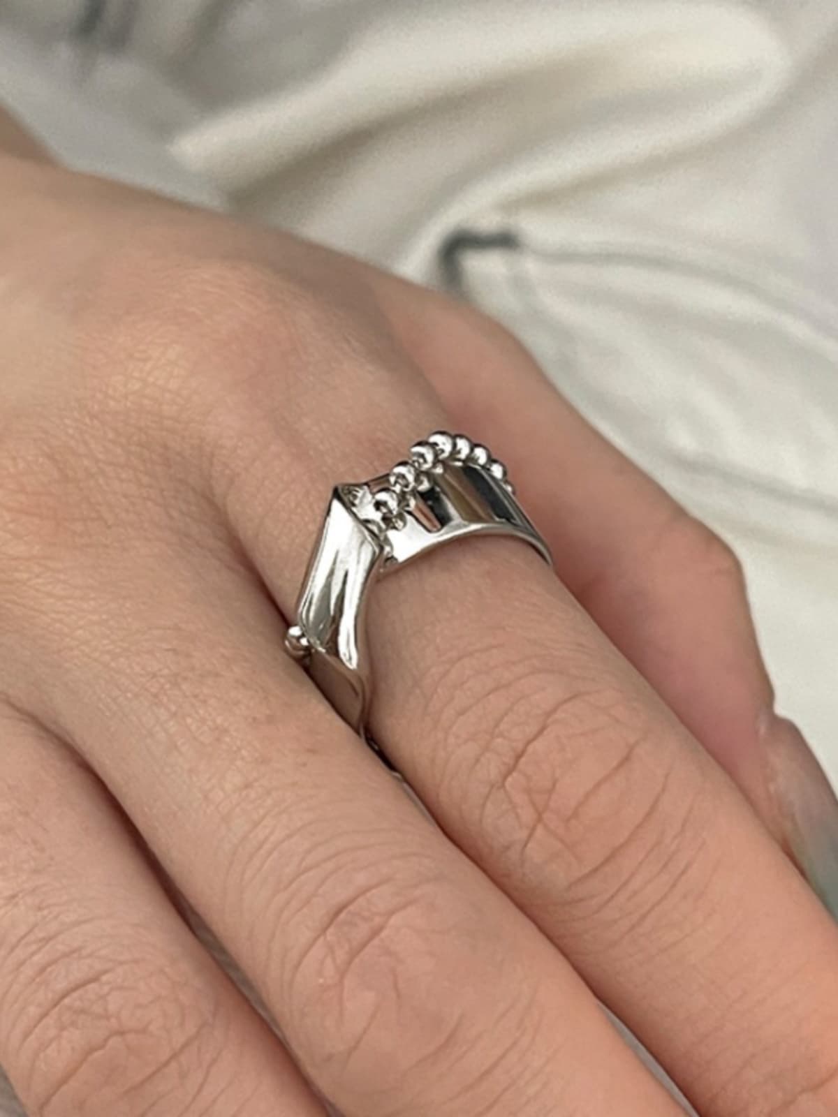 モード系 モード系アクセサリー シルバーチェーン×パール風ビーズ リング – 個性派デザインのユニセックス指輪