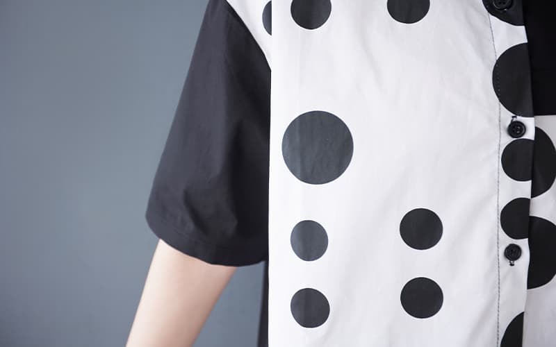 モード系 【幾何ドットで魅せる】モノトーン切り替えシャツトップス(2色展開)