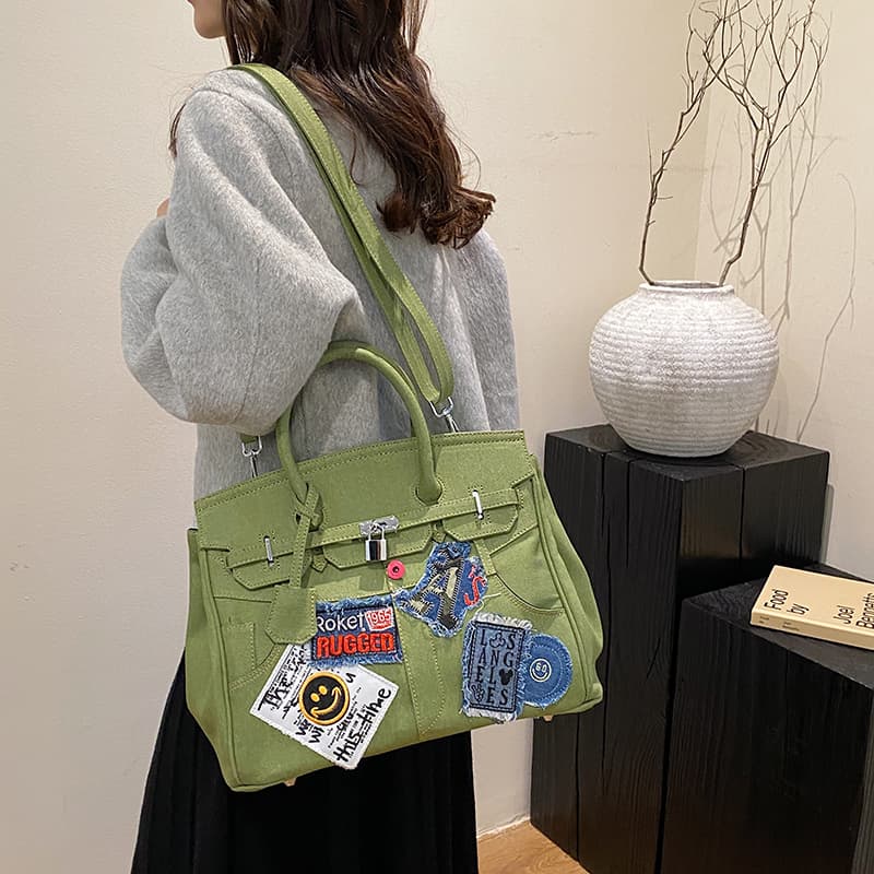 モード系 大容量×パッチデザインが目を惹く!モードなデニムボストンバッグ/ブラック・グリーン・ブルー展開あり