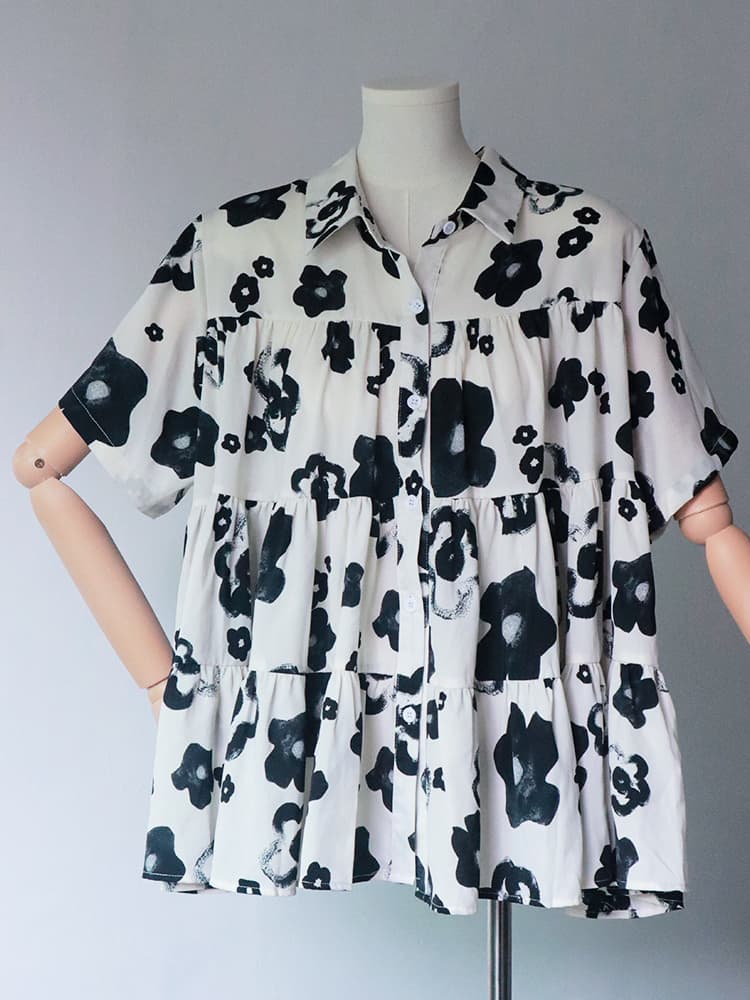 モード系 【体型カバーも叶う】ティアードフリル花柄シャツ|ゆったりシルエット×モードデザイン(ブラック)